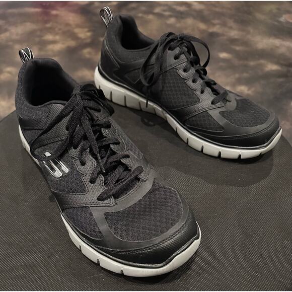 New Men's Skechers Relaxed Fit Memory Foam Sneakers, Athletic Shoes Size 11 - Picture 3 of 5